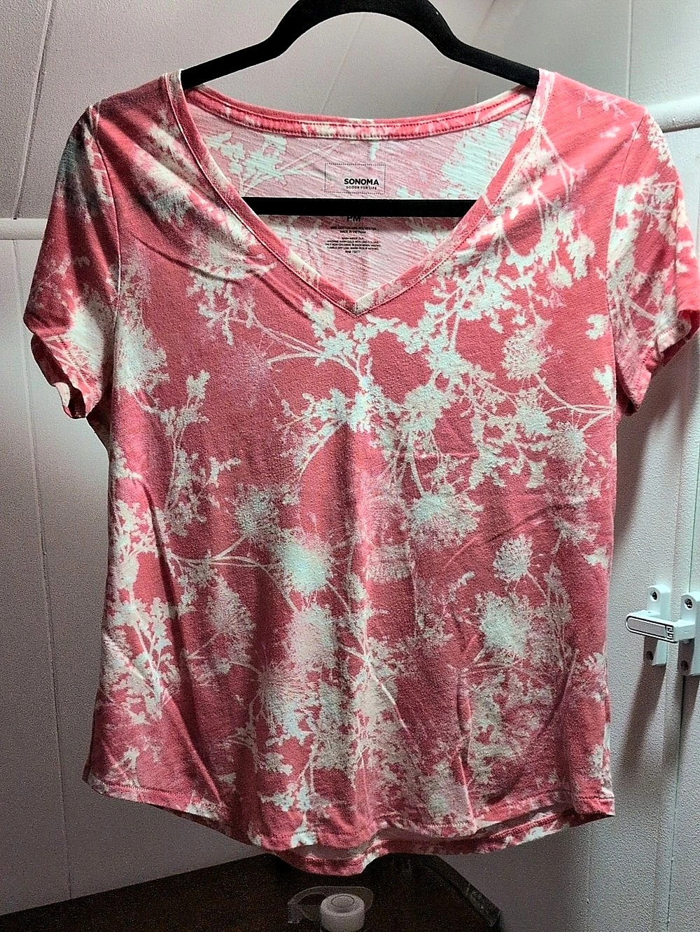 Sonoma Goods For Life The Everyday Tee V-Neck Abstract Tee Pink & Green Medium